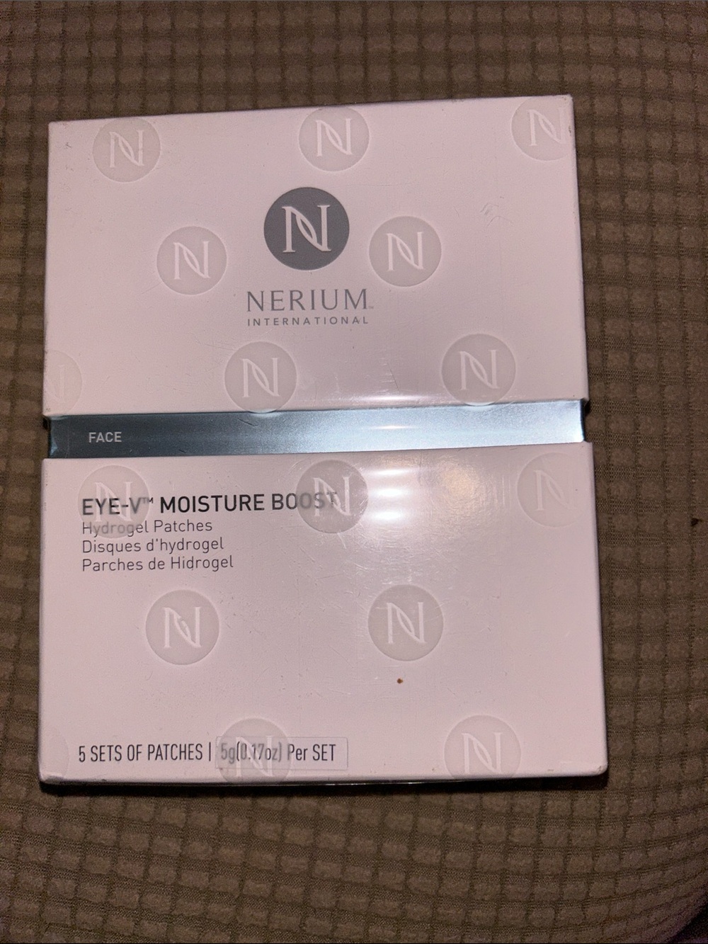 Nerium Eye-V Moisture Boost Hydrogel Patches — White and Silver